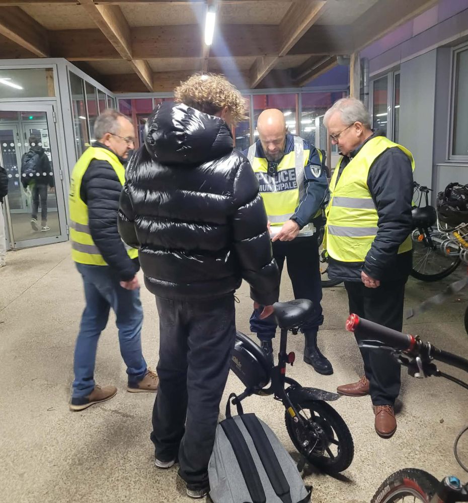 La police municipale contrle les deux-roues des collgiens