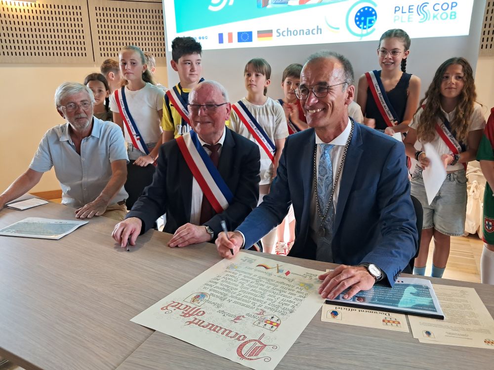 Signature du jumelage avec Schonach